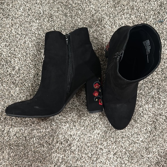 Black boots with embroidered heel - Picture 2 of 5